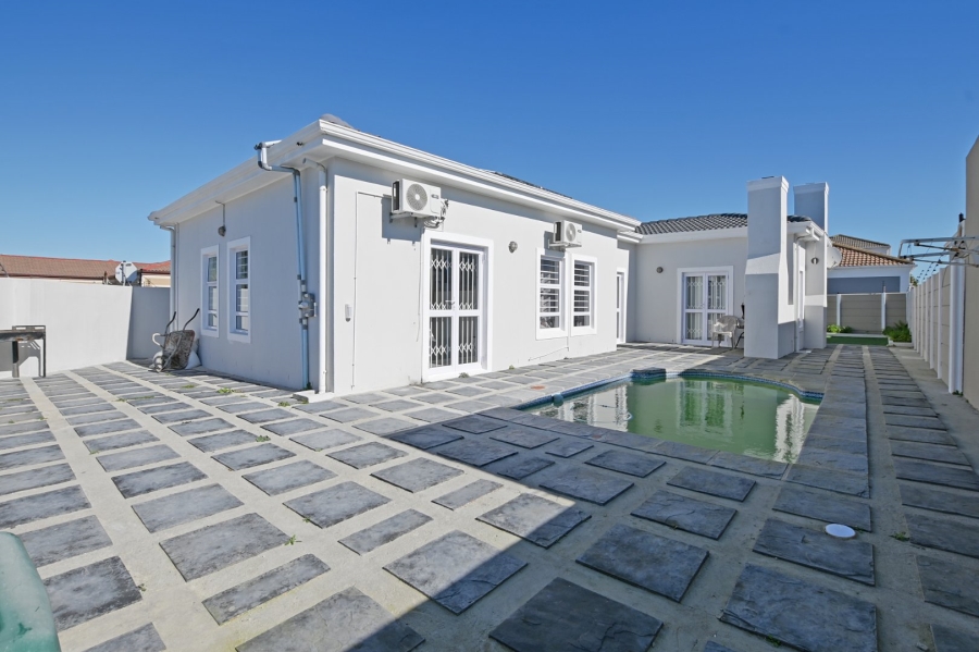 Bedroom Property for Sale in Parklands Western Cape